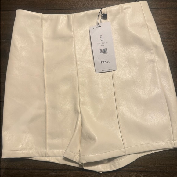 AKIRA Cream Faux High Waist Shorts Panel Seam Vegan Leather NET Size S - Picture 3 of 5